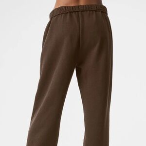 ALO ACCOLADE STRAIGHT LEG SWEATPANT in Espresso XS